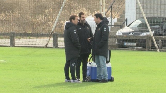 El entrenador de Osasuna, Jagoba Arrasate, charla con el director deportivo, Braulio Vázquez, en presencia del médico