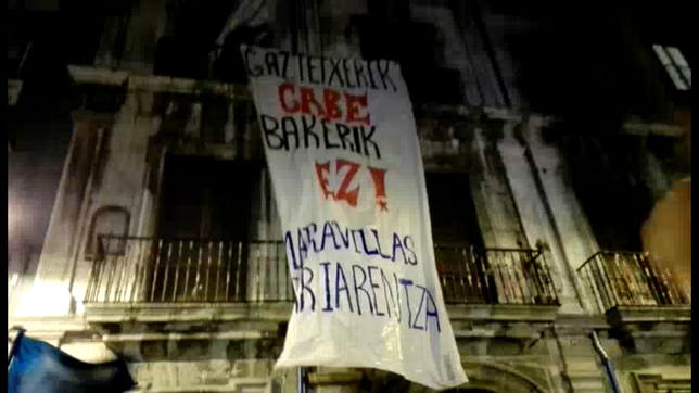 Pancarta colgada en la fachada del palacio marques de Rozalejo  
