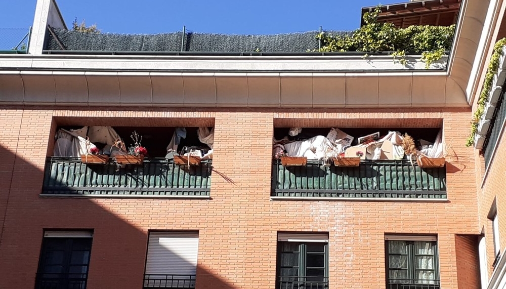 Toneladas de basura acumuladas en su casa de Mendebaldea 