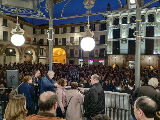 Miles de personas apoyan en Tudela a la familia de Izan