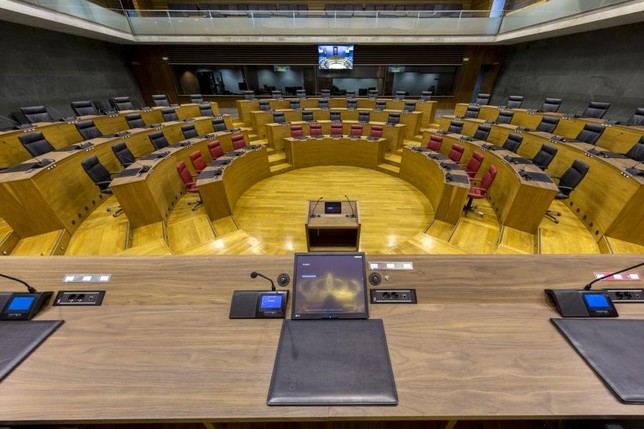 Reunión en busca de un acuerdo para la mesa del Parlamento