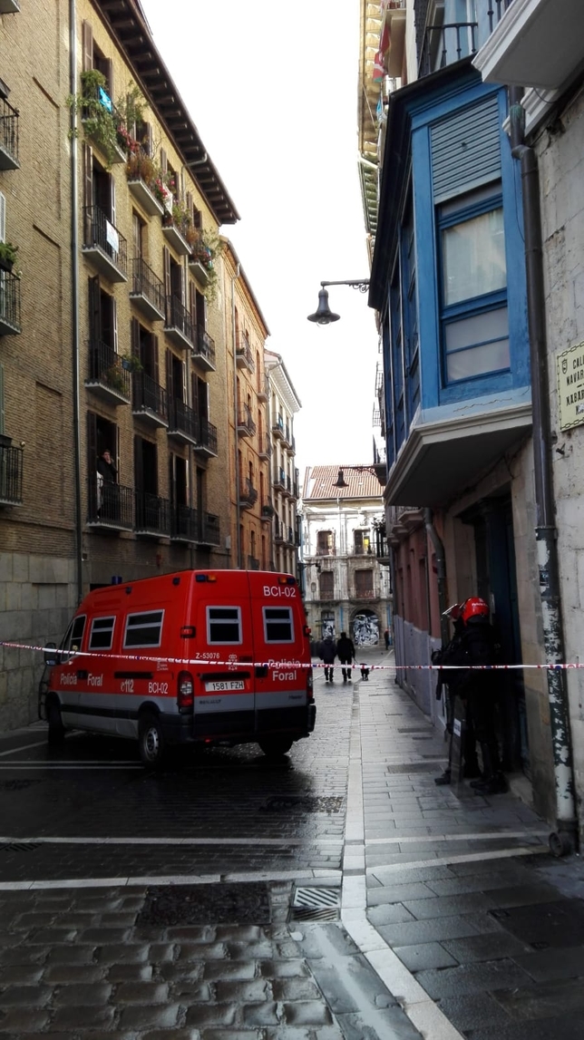 Agentes de policía foral en las inmediaciones del Palacio Marqués de Rozalejo esta mañana 