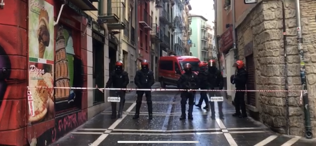 Agentes de la policía foral acordonan las inmediaciones del palacio Marqués de Rozalejo