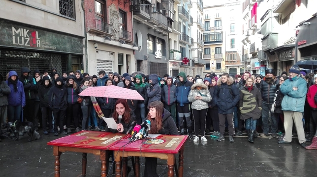 Los jóvenes han ofrecido una rueda de prensa en la calle Chapitela de Pamplona