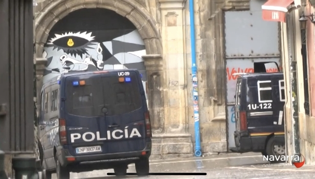La policía custodia el acceso principal del palacio Marqués de Rozalejo