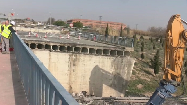Derriban el puente de acceso a Tudela golpeado por un camión
