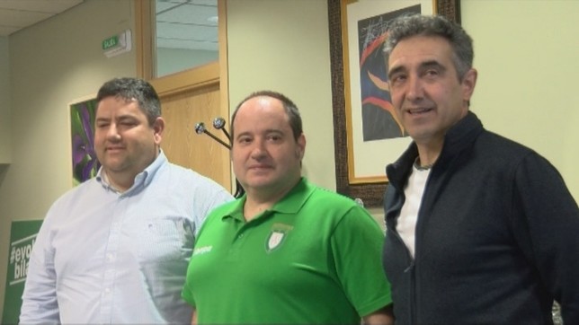 Iñaki Ániz (centro) seguirá al frente del primer equipo de Anaitasuna