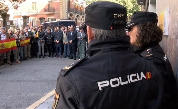 Pamplona se concentra en apoyo a los policías de Cataluña