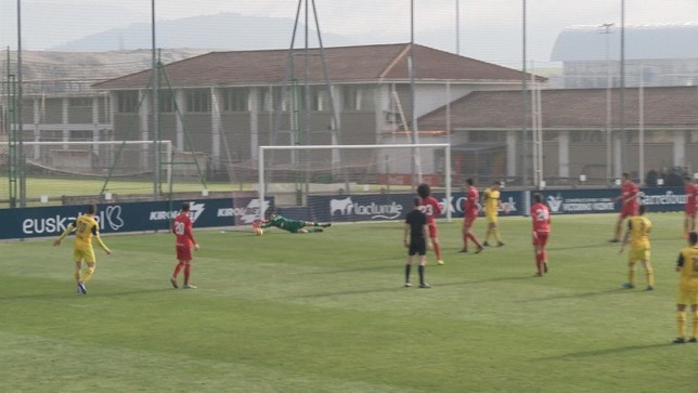 Estirada de Sergio Herrera en la segunda parte. El burgalés disputó su primer partido tras siete meses lesionado.