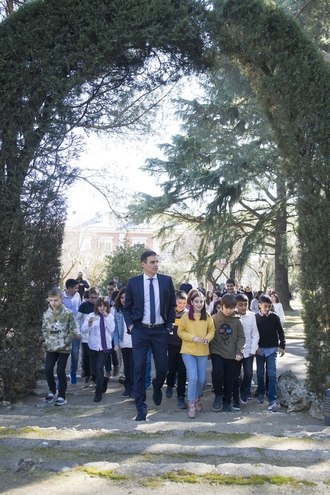 Sánchez recibe en Moncloa a un grupo de alumnos de Marcilla