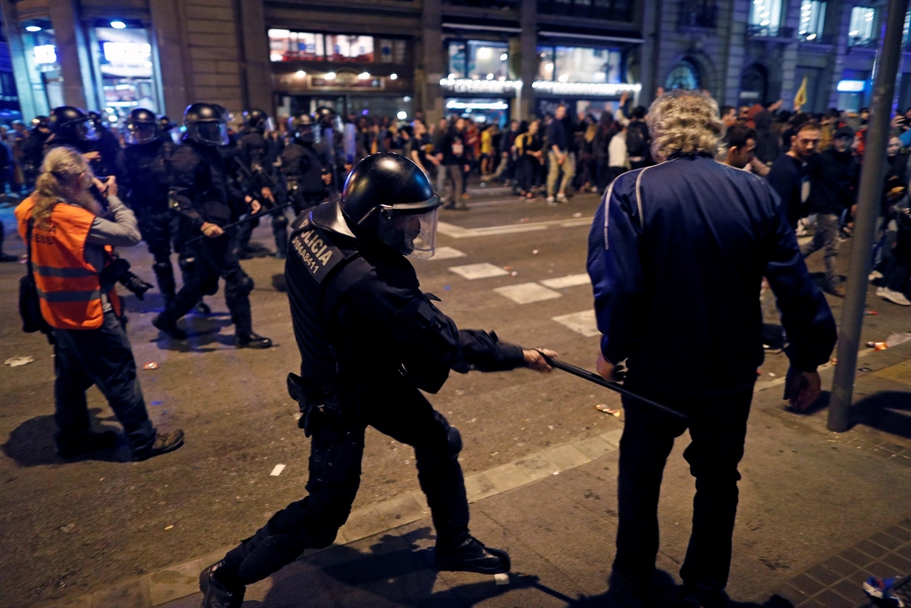 Varios miles de personas se concentran ante Jefatura de Policía de Barcelona  / ALEJANDRO GARCÍA