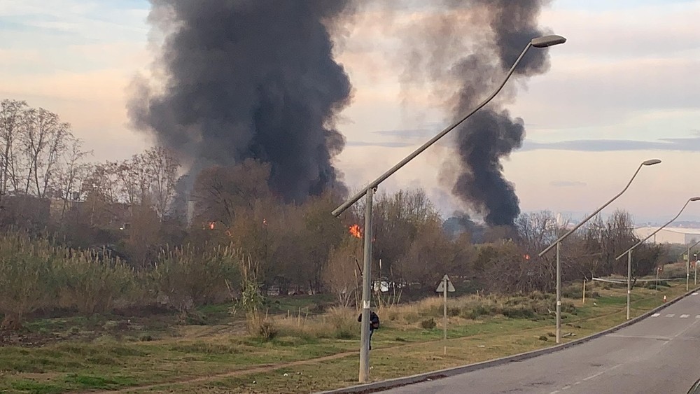 Evacuan a la población cercana al fuego de una planta químic