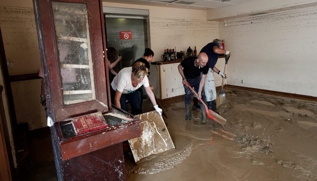 Tafalla continúa limpiando sus calles tras las inundaciones 