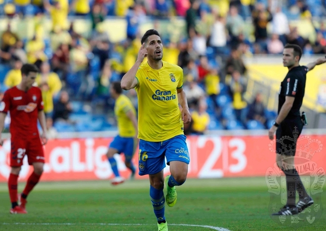 El jugador del Las Palmas Fidel celebra uno de sus dos goles