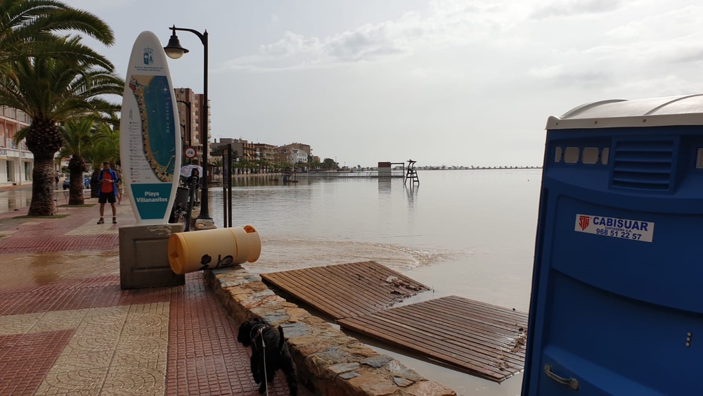 El agua del mar ha anegado una playa en la localidad murciana de 
San Pedro del Pinatar, donde se han registrado 227 litros por metro cuadrado en 24 horas, a 13 de septiembre de 2019.  / EUROPA PRESS