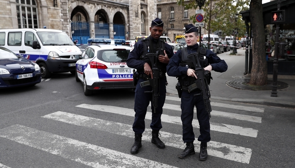 Cuatro policías muertos en un ataque con cuchillo en París