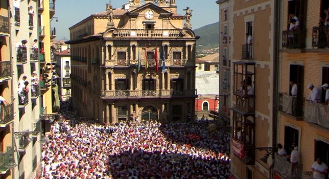 Pamplona, lista para anudarse el pañuelico con el Chupinazo