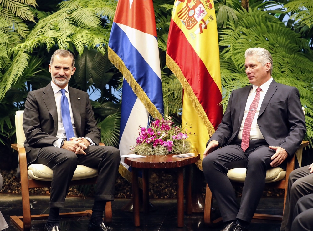 El presidente cubano da la bienvenida a los reyes  / ERNESTO MASTRASCUSA