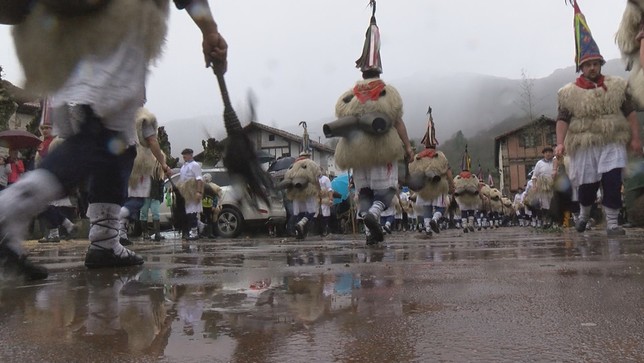 La lluvia marca el inicio del carnaval de Ituren y Zubieta
