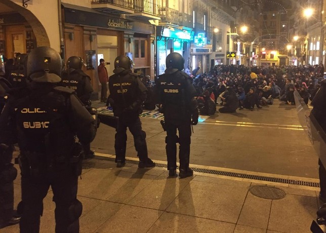 Sentada en la calle Mercaderes de Pamplona con vigilancia policial 