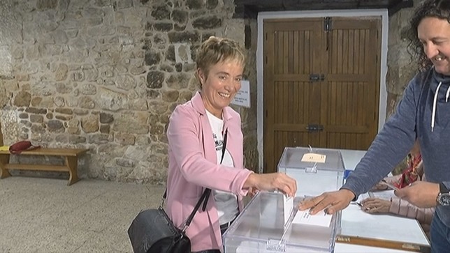 Bel Pozueta vota en el colegio electoral de Alsasua