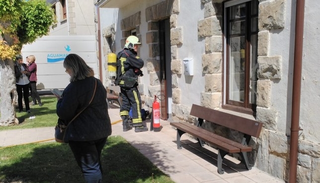 Un incendio paraliza media hora las votaciones en Zizur