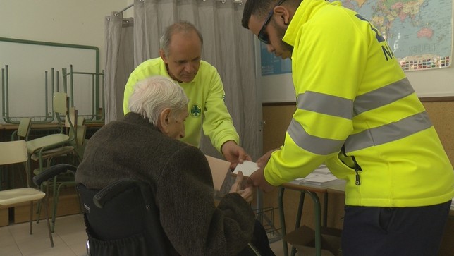 Personas con movilidad reducida votan gracias a DYA Navarra