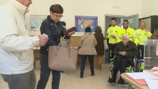 Personas con movilidad reducida votan gracias a DYA Navarra