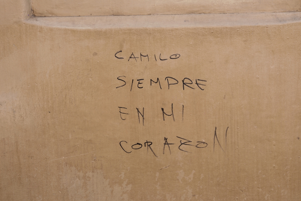 Dedicatoria a Camilo Sesto en la pared, a las afueras de la capilla ardiente del cantante, instalada en la sede de la SGAE, un dÁ­a después de su fallecimiento, el 8 de septiembre de 2019.  / JESÚS HELLÁ­N