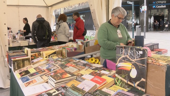 Los libros salen a la calle en Pamplona para celebrar su día