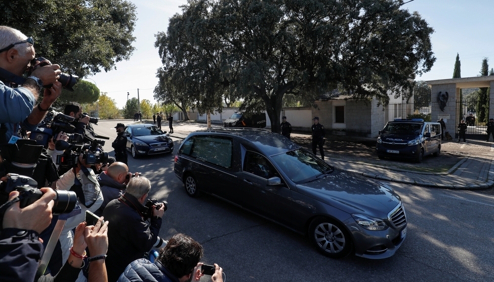 El coche con los restos de Franco entran en el cementerio