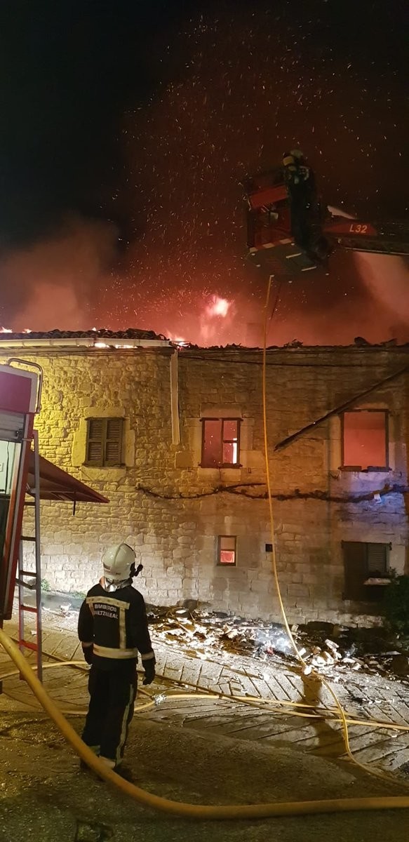 Controlado el incendio en Artaiz tras una noche muy intensa