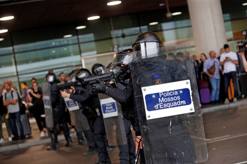 Activistas independentistas intentan paralizar el Aeropuerto de El Prat  / TONI ALBIR