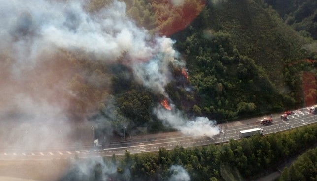 El incendio de un camión en la 121-A se propaga por el monte
