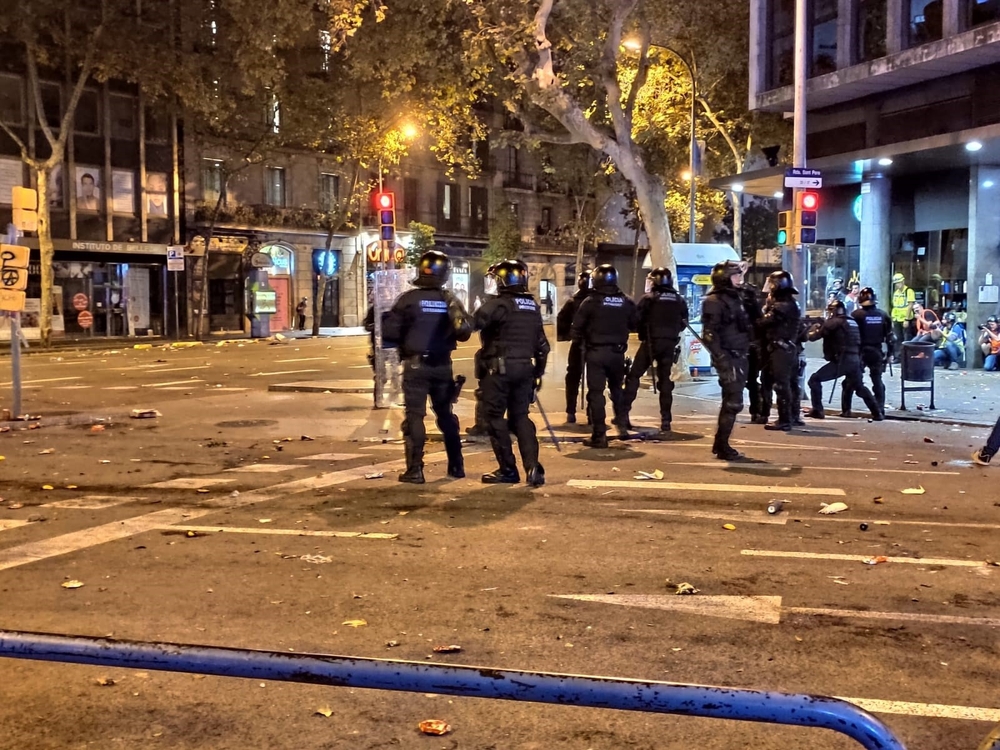 La policÁ­a dispersa en Barcelona el cruce de la plaza Urquinaona y la calle Pau Claris tirando proyectiles foam, en el sexto dÁ­a de protestas por la sentencia del proceso independentista  / EUROPA PRESS