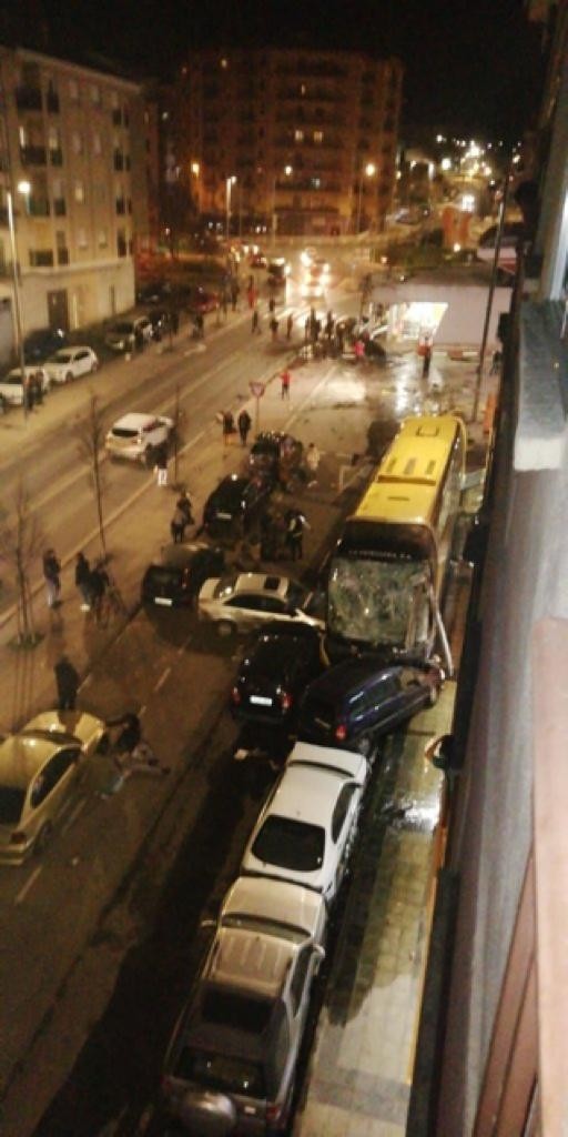 Un autobús arrolla a varias personas y vehículos en Estella