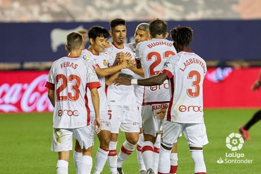 El japonés celebra con sus compañeros uno de los goles del Mallorca en Pamplona