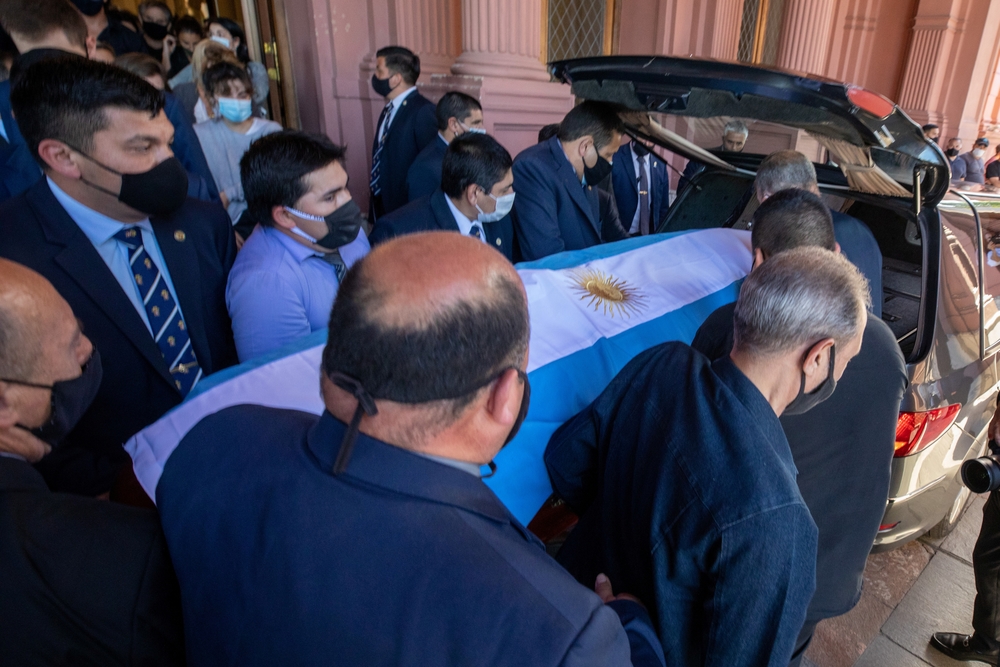 Pallbearers carry the casket of soccer legend Diego Maradona after a public viewing at the presidential palace Casa Rosada, in Buenos Aires  / ARGENTINA PRESIDENCY