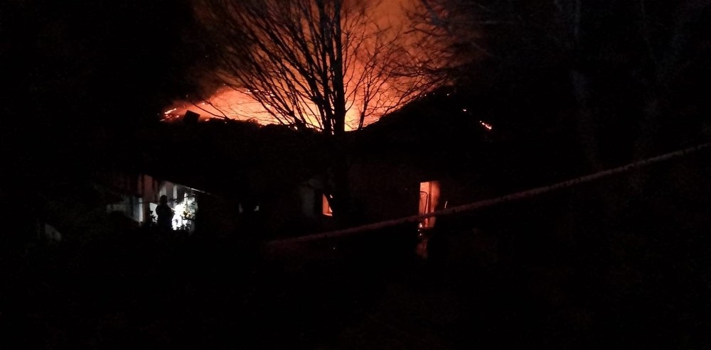 Un incendio acaba por completo con un caserío en Arantza