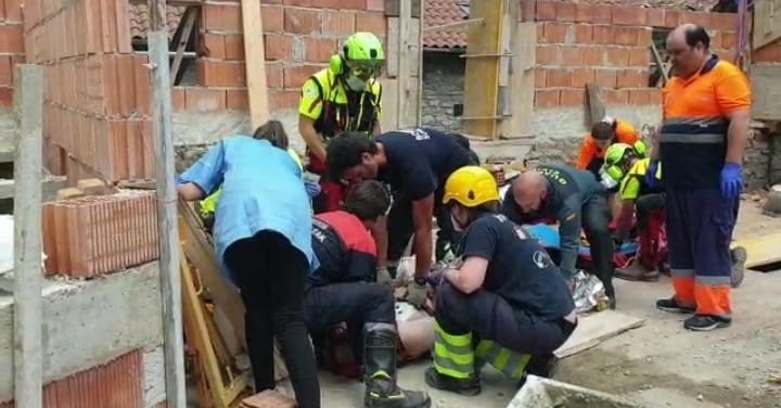 Dos trabajadores heridos tras caer de un andamio en Urzainqu