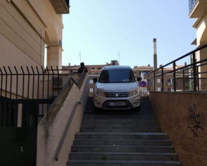Acaba en las escaleras de una zona peatonal en Tudela