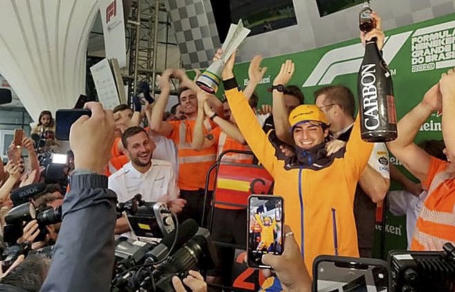 Celebración de su primer podio con McLaren en Brasil.