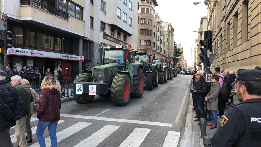 'El campo no va a parar': tractores colapsan Pamplona