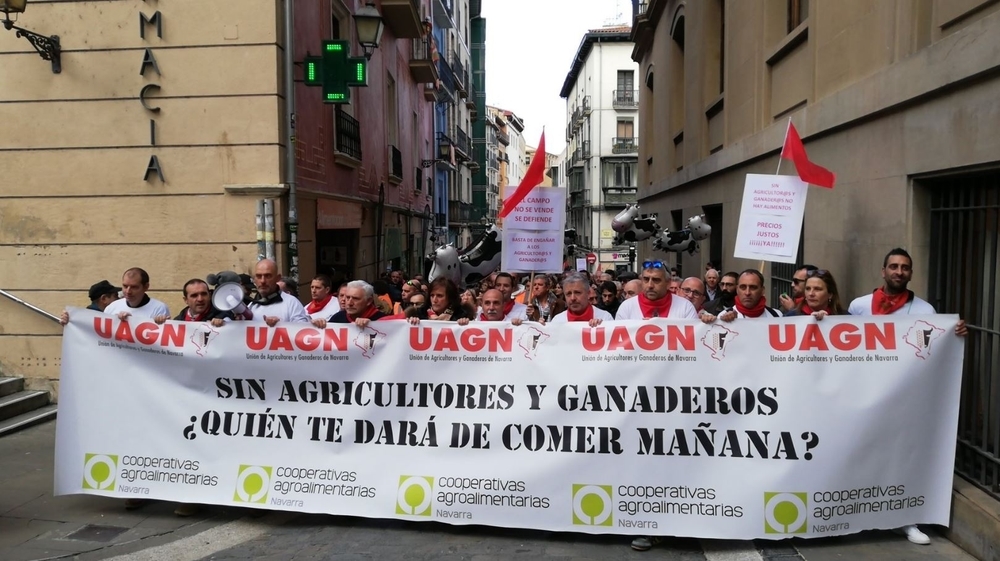 'El campo no va a parar': tractores colapsan Pamplona