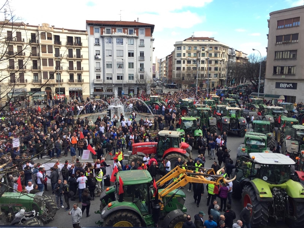 Tractores toman Pamplona: El campo no va a parar