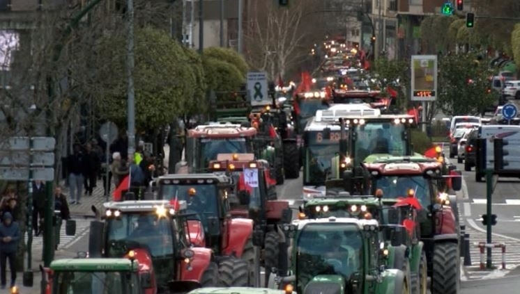 Tractores toman Pamplona: El campo no va a parar