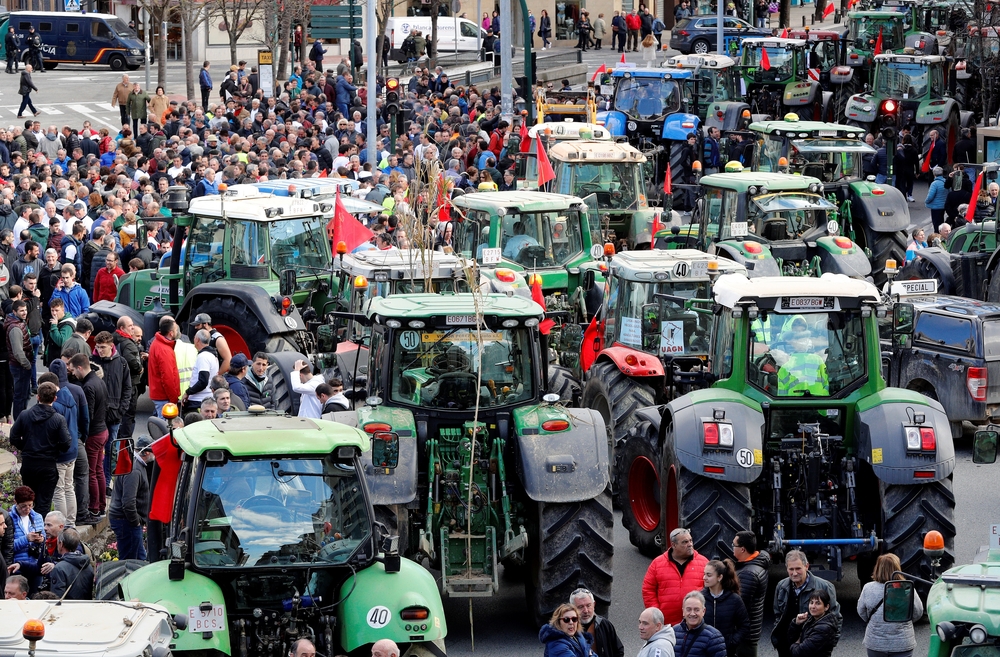 Agricultores y ganaderos de toda Navarra denuncian bajos precios de productos  / VILLAR LÓPEZ