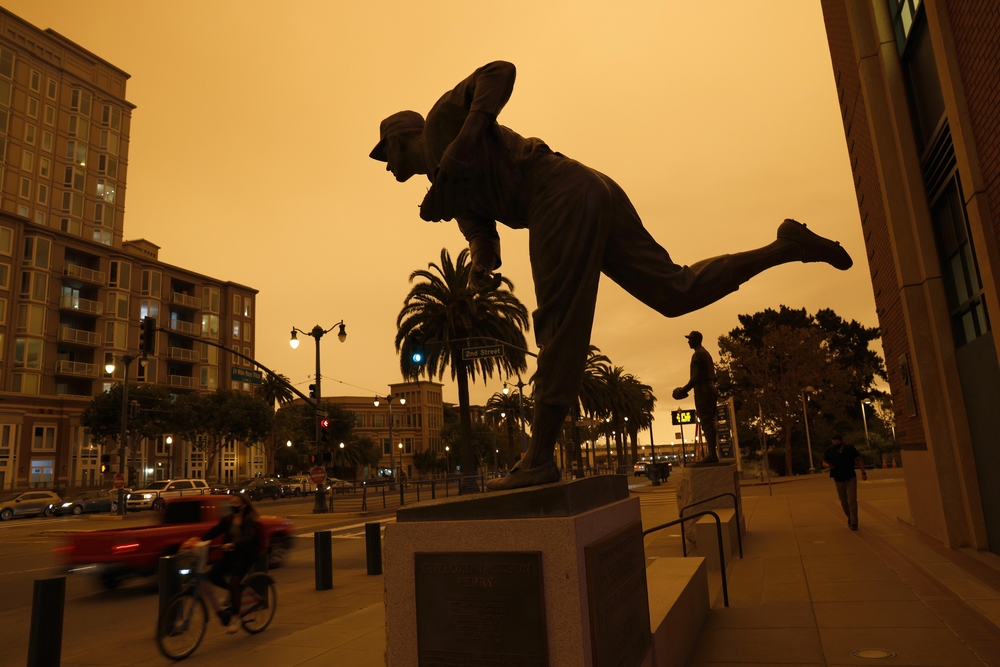 Wildfire smoke turns San Francisco Bay Area sky orange  / JOHN G. MABANGLO
