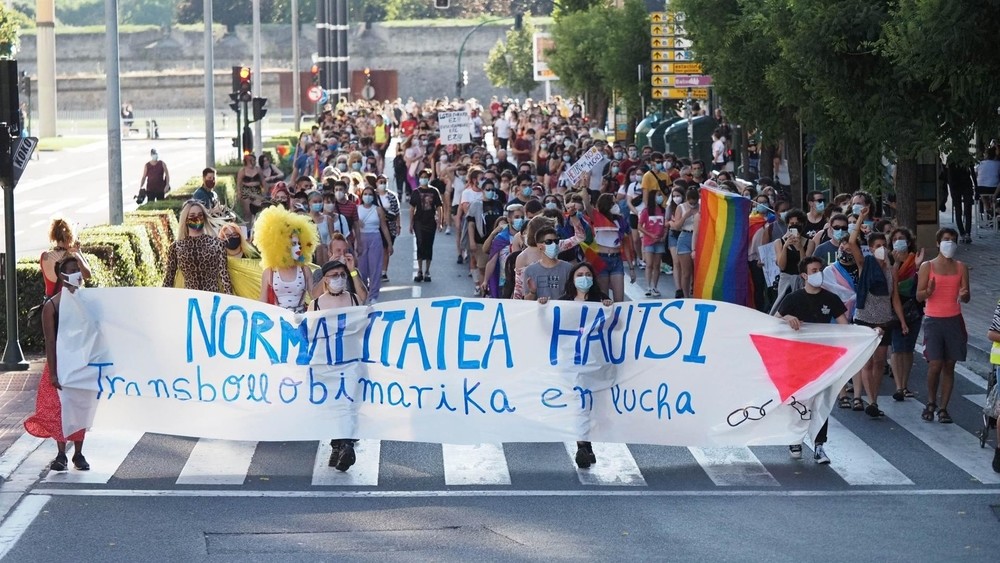 800 personas participan en la marcha del orgullo en Pamplona