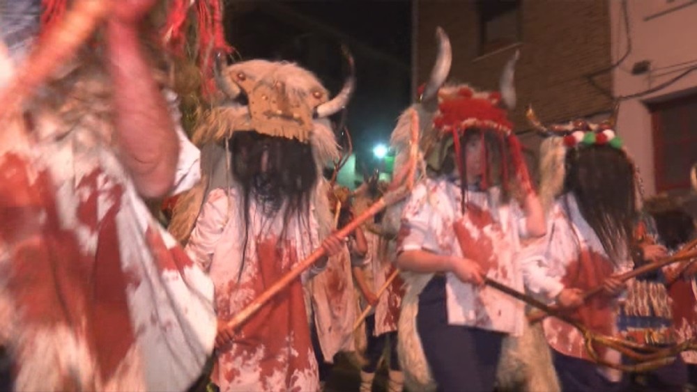 Los momotxorros intimidan e invaden Alsasua por carnaval